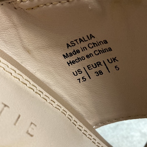 Kelly & Katie tan heels - Picture 14 of 15